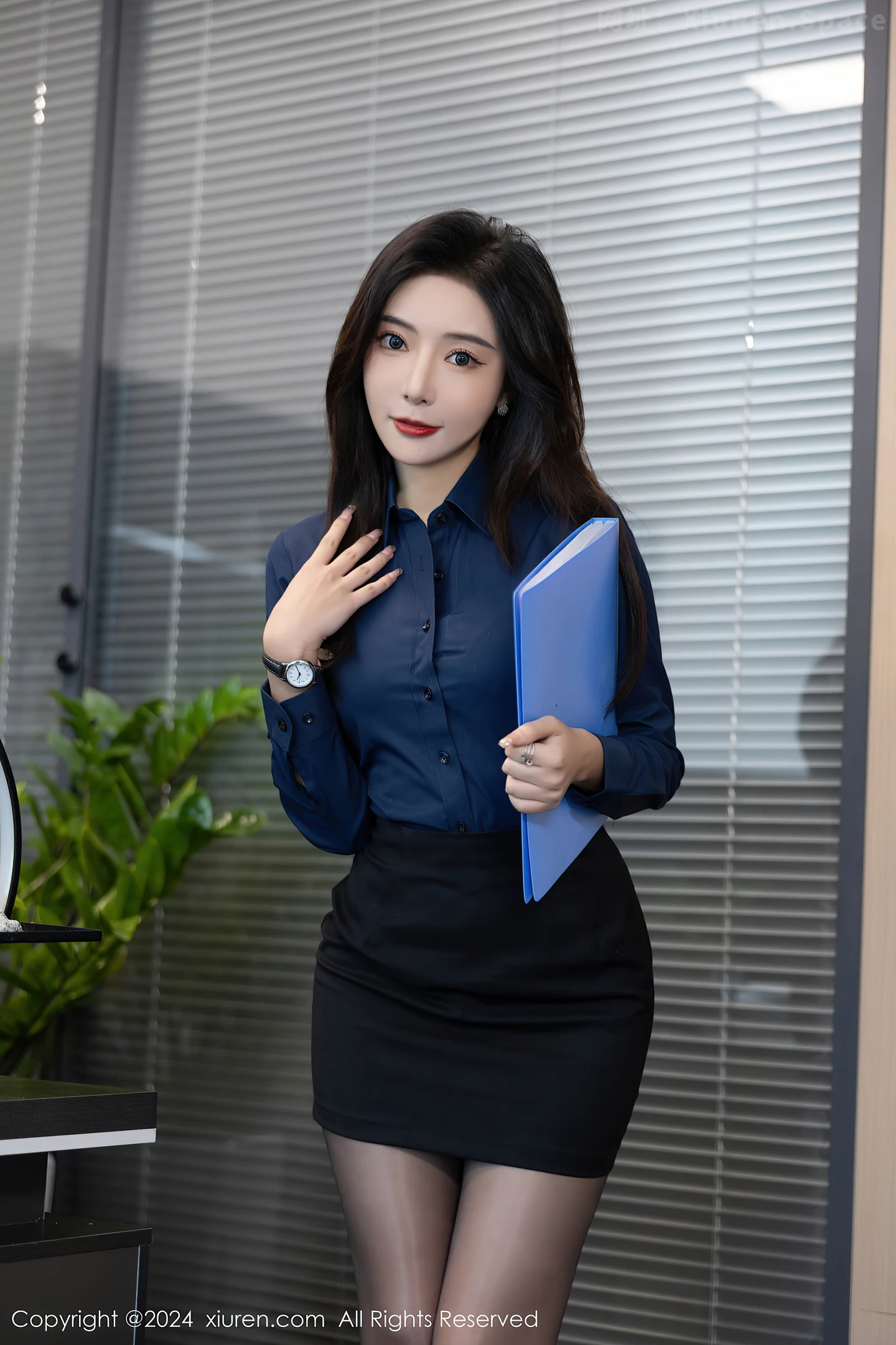 图片[2]-[XiuRen秀人网]VOL.8760 女神王馨瑶yanni性感Ol深色服饰配开档黑丝秀完美身材诱惑写真88P-秀人网官方网站